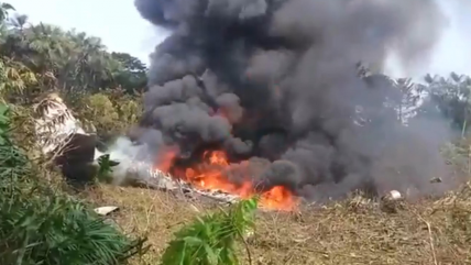   Colombia: Avión militar con 125 ocupantes se estrelló y se incendió 