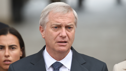   Hackearon redes sociales de Kast: Publicaron imagen trucada de Trump comparándolo con Hitler 