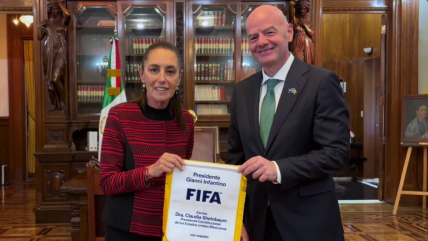   Claudia Sheinbaum recibió a Infantino en el Palacio Nacional de México previo al Mundial 