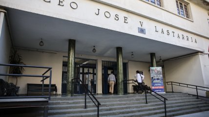  Tres encapuchados, entre ellos un estudiante, incendiaron inspectoría del Liceo Lastarria  