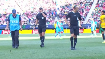   [VIDEO] Árbitro argentino salió al borde de las lágrimas tras lesionarse en repechaje Congo-Jamaica 